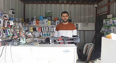 Hırsızın, arkadaşını 'sadece sıfır telefonları al' diyerek yönlendirdiği 150 bin TL'lik soygun kamerada