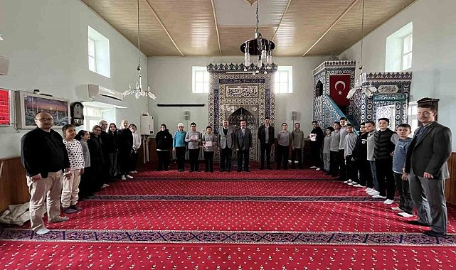 Hisarcık'taki camilerde müezzinlik yapan öğrenciler ödüllendirildi