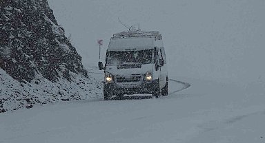 Hizan-Bahçesaray yolunda kar etkili oluyor