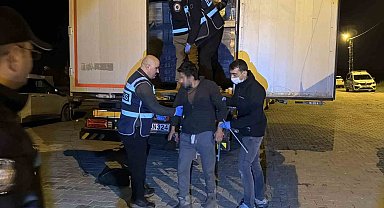 Hurma ve fıstık yağı yüklü tırda 18 kaçak göçmen yakalandı