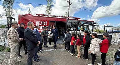 Iğdır'ın Cennetabat köyünde gezici kütüphane öğrencilerle buluştu