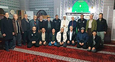 İhbar üzerine camiye gelen polisler sürpriz kutlamayla karşılaştı