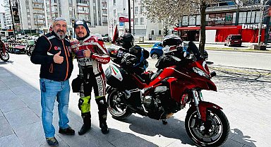 İki teker üzerinde binlerce kilometre katettiler, mübarek topraklarda umre yaptılar