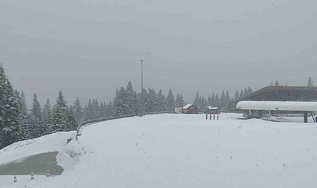 İlkbahar yerini kışa bıraktı, turizm alanı yeniden beyaz örtüyle kaplandı