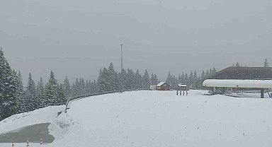 İlkbahar yerini kışa bıraktı, turizm alanı yeniden beyaz örtüyle kaplandı