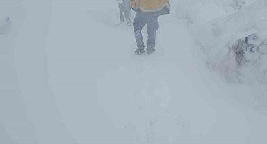 İlkbaharda kar şaşkınlığı, belde yolu ulaşıma kapandı