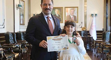 İngilizce olimpiyatında dünya üçüncüsü olan şehit kızı, söyledikleriyle valiye duygusal anlar yaşattı