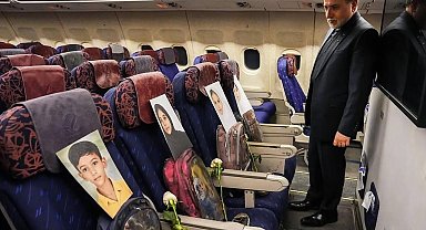İran heyetinin uçağına ABD'nin Minab'daki saldırısında ölen çocukların fotoğrafları konuldu