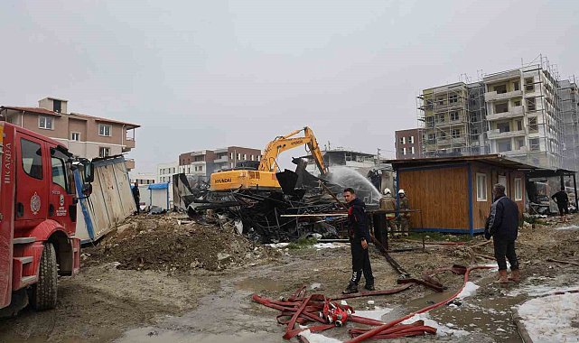 İşçilerin kaldığı 2 katlı yatakhane alevlere teslim oldu