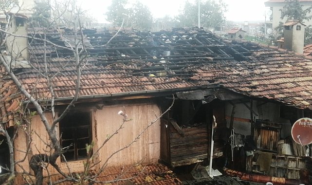 Isparta'da iki katlı ev alevlere teslim oldu