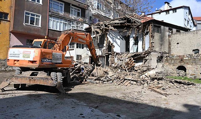 Isparta'da katlı otopark projesinde metruk binalar yıkıldı, çalışmalar hız kazandı