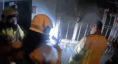 İtfaiye erlerinin yangını söndürmek için zamanla yarıştığı anlar kamerada