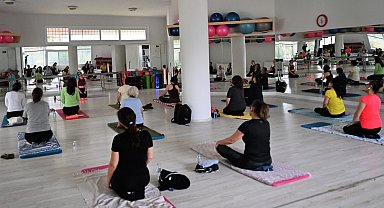 İzmir Bornova'da kadınlar yogayla güçleniyor