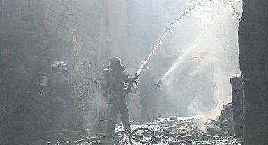 İzmir Konak'ta bina yangını kontrol altında