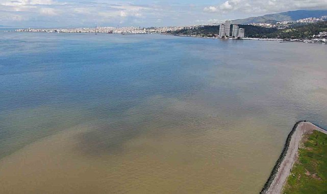 İzmir Körfezi'nde sağanak yağış sonrası renk değişimi