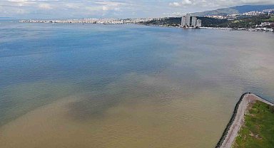 İzmir Körfezi'nde sağanak yağış sonrası renk değişimi