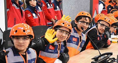 İzmir'de çocuklar 23 Nisan etkinliklerinde kriz yönetiminin başına geçti