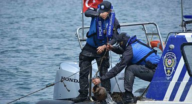 İzmir'de deniz ekosistemini tehdit eden kaçak ahtapot tuzakları imha edildi