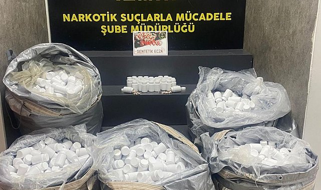 İzmir'de durdurulan araçtan 156 bin uyuşturucu hap çıktı