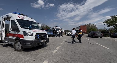 İzmir'de otomobil ile hafif ticari araç çarpıştı: 4'ü çocuk 7 yaralı