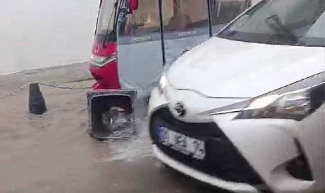 İzmir'de sağanak sokakları göle çevirdi