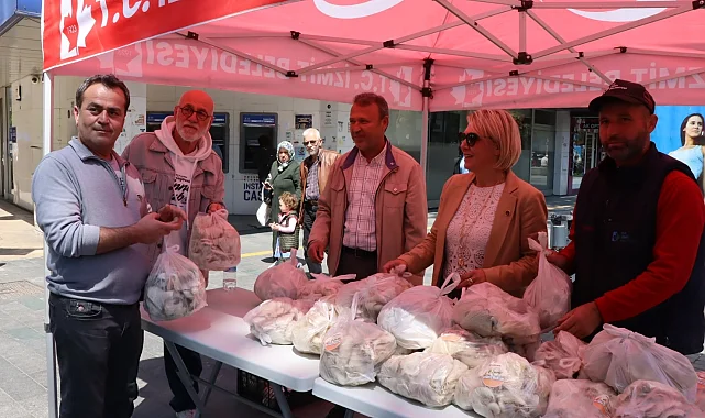 İzmit'te ücretsiz istiridye mantarları dağıtıldı