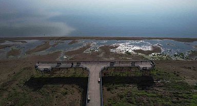 İznik Gölü'nde su çekilmesi alarm veriyor...İskele karada kaldı
