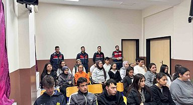 Jandarmadan öğretmen ve öğrencilere güvenli internet eğitimi