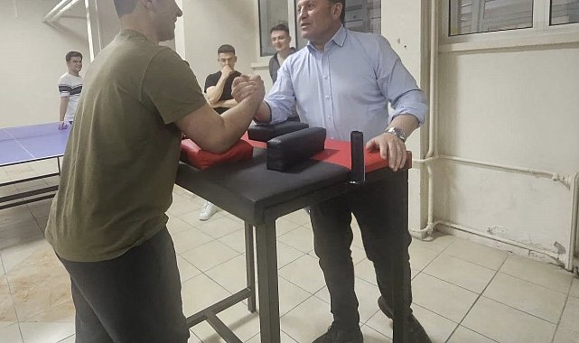 Kabakcı; öğrencilerle bilek güreşi yaptı