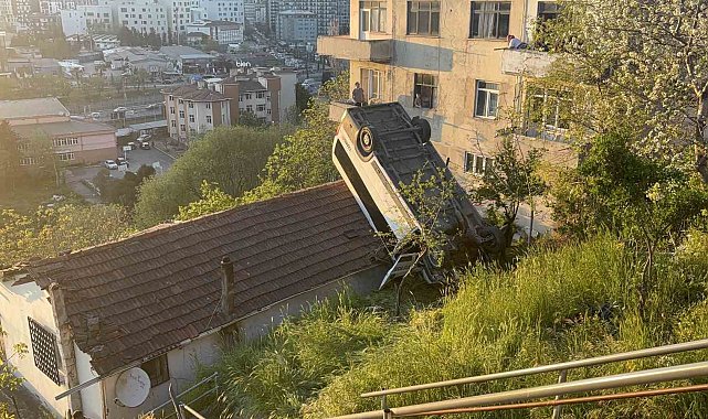 Kağıthane'de servis aracı gecekondunun çatısına uçtu: 1 yaralı