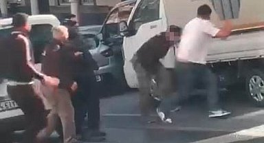 Kağıthane'de yol verme tartışması bıçaklı kavgaya dönüştü: O anlar kamerada