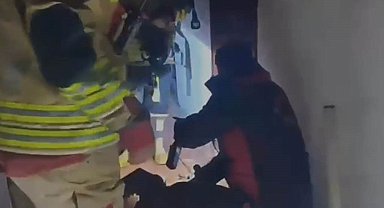 Kahramanmaraş'ta çıkan yangında evde mahsur kalan vatandaşı itfaiye kurtardı