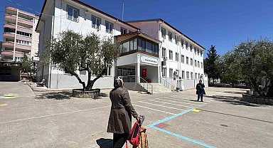 Kahramanmaraş'taki saldırının ardından veliler öğrencilerin eşyalarını okuldan almaya başladı