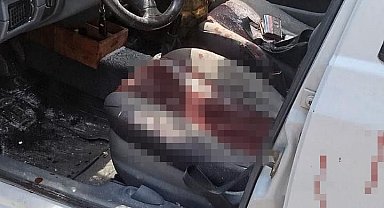 Kamyondan düşen tomruk seyir halindeki otomobile saplandı