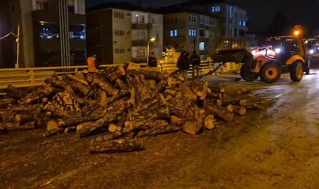 Kamyondan kara yoluna dökülen odunlar kaldırıldı