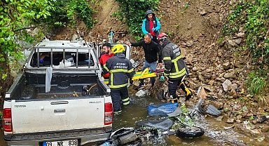 Kamyonet dere yatağına düştü: 2 yaralı