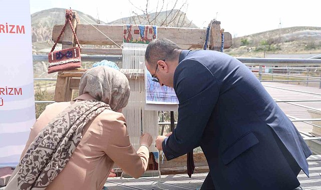 Kapadokya'da turistler halı dokuyup çanak yaptı