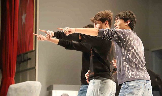 Karabük'te gençler tiyatro sahnesinde yarıştı