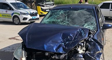 Karabük'te iki otomobil çarpıştı: 3 yaralı