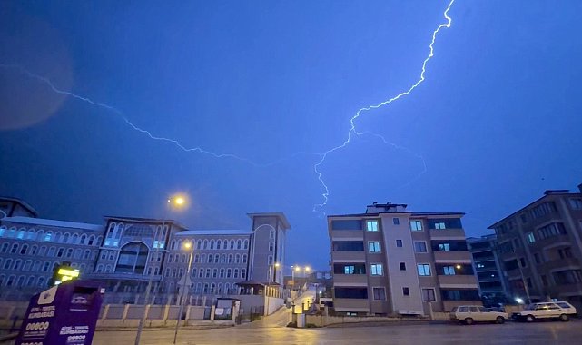 Karabük'te sağanak etkili oldu, şimşekler gökyüzünü aydınlattı