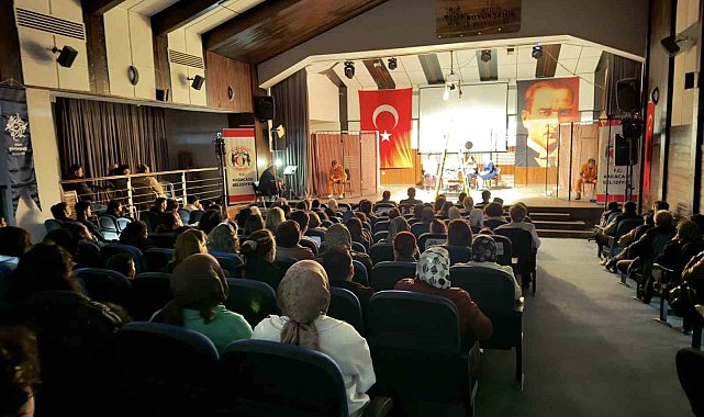 Karacasu'da "Hepimiz Mahkumuz" oyunu büyük ilgi gördü