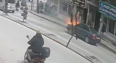 Karaman'da yanan otomobile esnaftan hortumlu müdahale