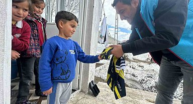 Karayazı Kaymakamı Titiz'den çocuklara anlamlı sürpriz