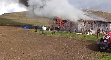 Kars'ta alevlere teslim olan ev kullanılamaz hale geldi