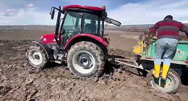 Kars'ta çamura saplanan traktörler güçlükle kurtarıldı