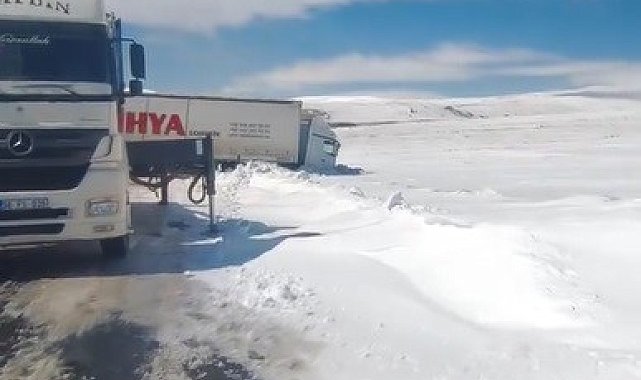 Kars'ta kayan tır yolu kapattı