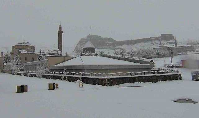 Kars'ta yer gök beyaz: Kar kalınlığı 30 santimi aştı