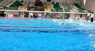 Kars'ta yüzme şöleni: Minik sporcular yarı final biletini aldı