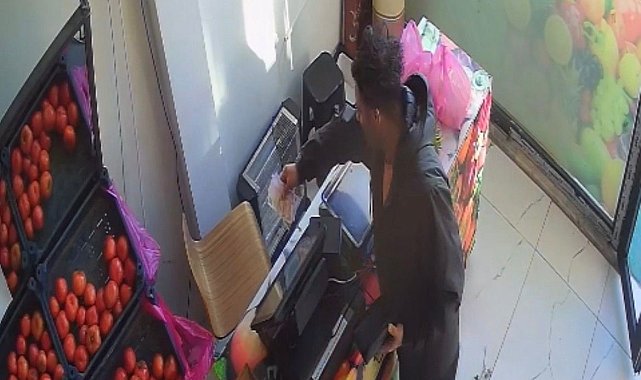 Kasada kimse yokken alışverişini yaptı, parasını bırakıp gitti: O anlar kamerada