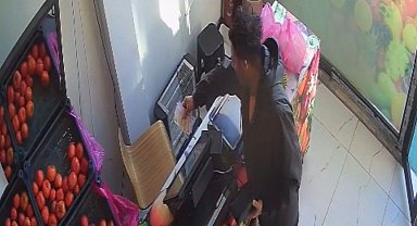 Kasada kimse yokken alışverişini yaptı, parasını bırakıp gitti: O anlar kamerada